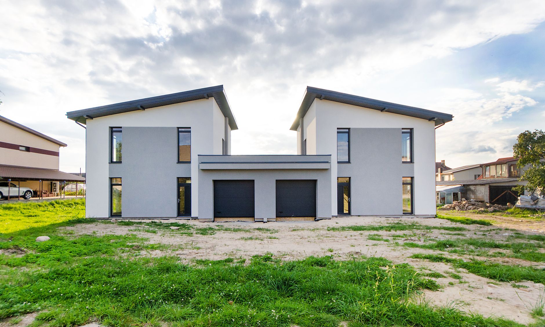 Ile kosztuje inwestor zastępczy przy budowie domu 100–120 m² pod Warszawą? Konkrety: stawki, zakres i co wchodzi w opłatę miesięczną