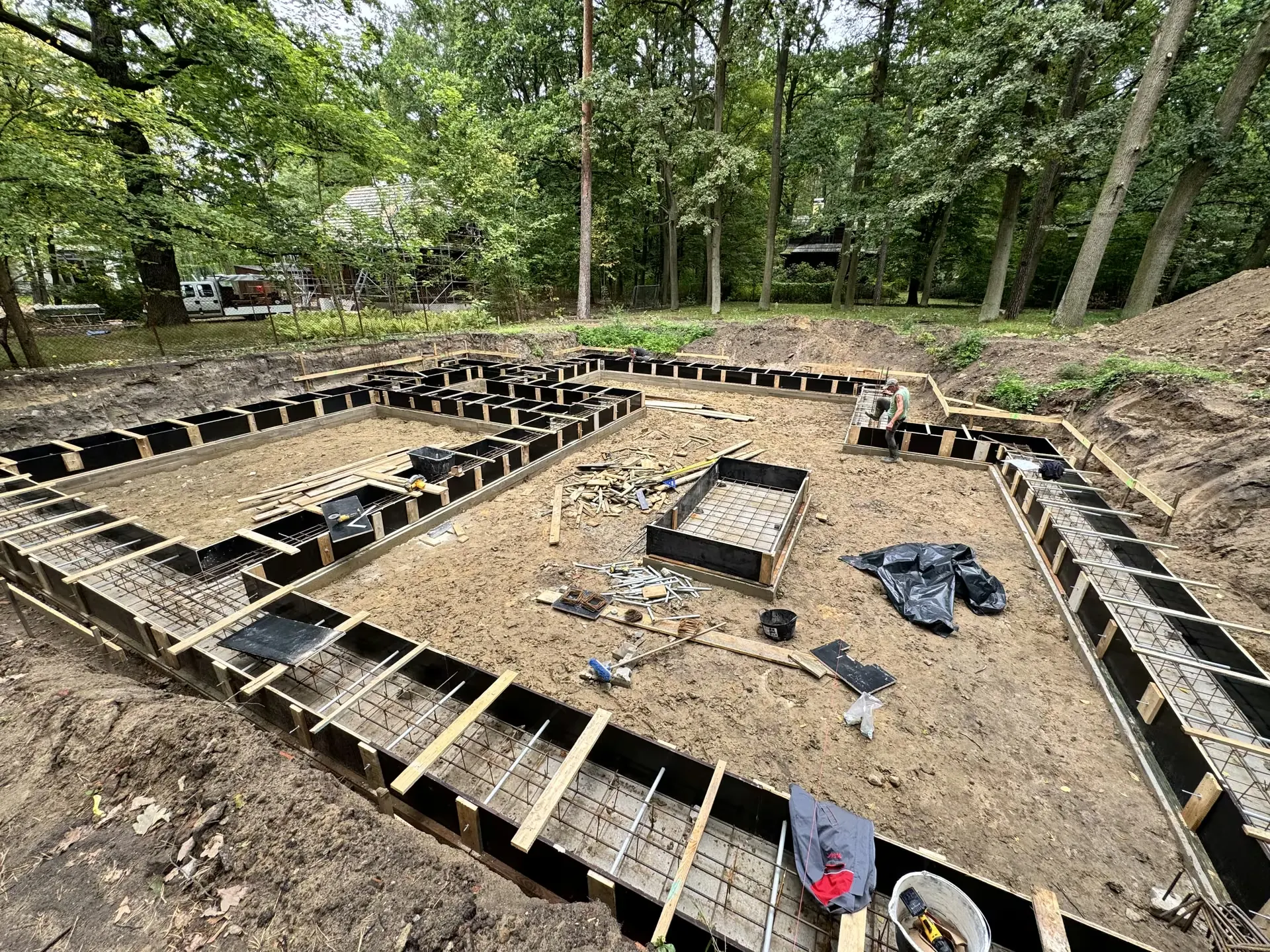 Zbliżenie na siatkę zbrojeniową płyty fundamentowej — precyzja wykonania odpowiada precyzji kosztorysu